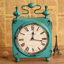 铁皮拉杆箱与台钟 时光的载体与见证者